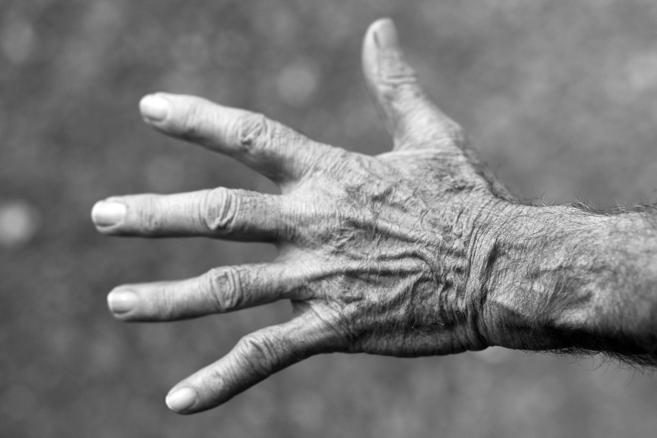 hand, old woman, wrinkles