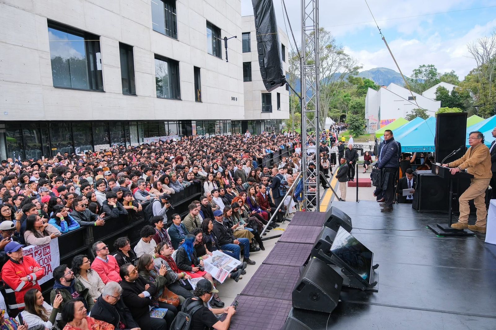 3.000 jóvenes beneficiarios del Gobierno de las Oportunidades se reunieron con Gustavo Petro